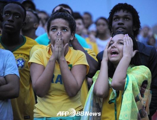 [사진][브라질-독일] 브라질 팬들 '0-5라니.. 믿기지 않아'