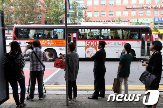 [사진]‘광역버스 입석 승차 금지’ 첫 날 풍경