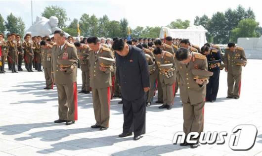 [사진]북한 김정은, '6·25 참전용사묘역' 참배