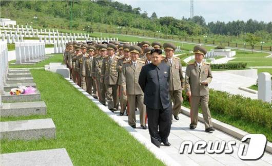 [사진]北 김정은, '조국해방전쟁 참전열사묘' 참배