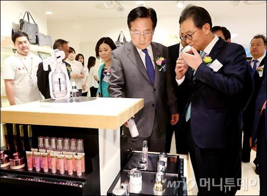 [사진]중소기업 제품 살펴보는 이원준 대표-김기문 회장