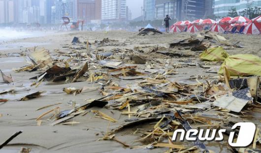[사진]해운대해수욕장, 폐목재 폭탄에 '개점휴업'