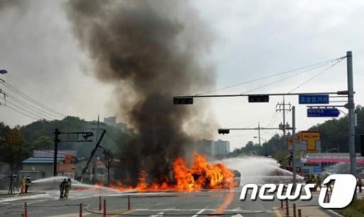 [사진]화염에 뒤덮힌 도로