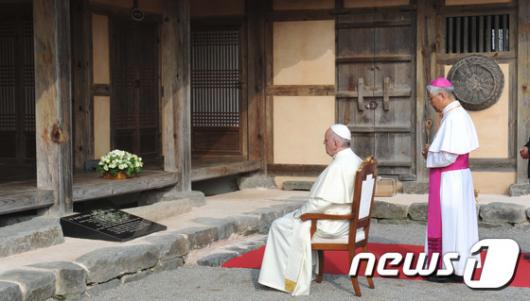 [사진]김대건 신부 생가터에서 기도하는 프란치스코 교황