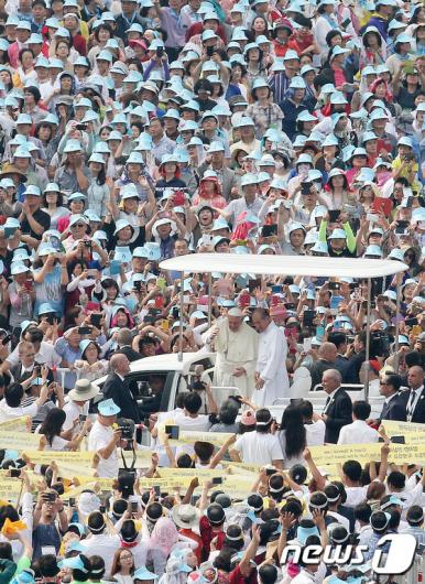 [사진]프란치스코 교황, 세월호 유가족 위로