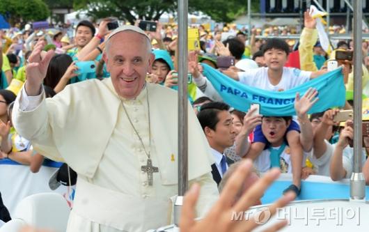 [사진]손 흔들어 인사하는 교황