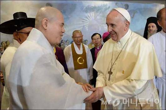 [사진]자승스님과 인사하는 프란치스코 교황