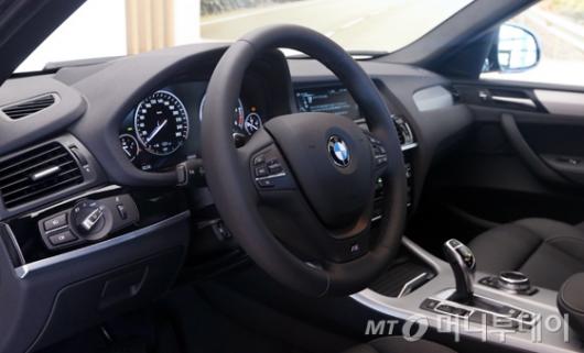 [사진]BMW '뉴 X4'의 운전석