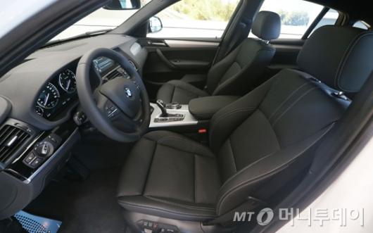 [사진]BMW 중형 SAC '뉴 X4'의 운전석
