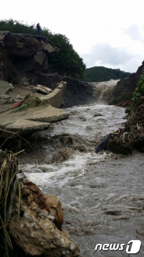 [사진]영천괴연저수지 둑 붕괴, 마을로 흘러가는 토사