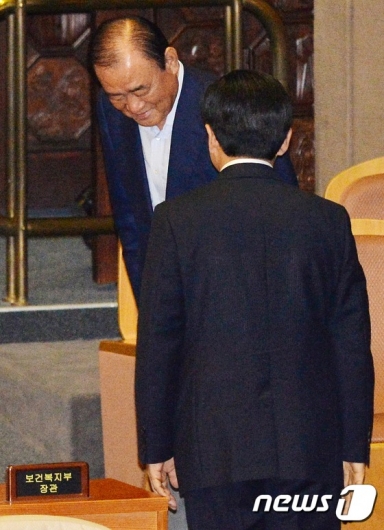 [사진]황교안 장관에 웃으며 인사하는 송광호 의원