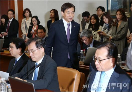 [사진]금통위 참석하는 이주열 한국은행 총재