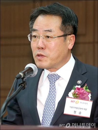 [사진]2014 대한민국 신약대상 시상식 참석한 정승 처장
