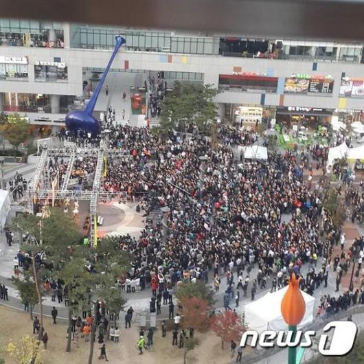 [사진]걸그룹 포미닛 공연 도중 인근 환풍구 붕괴, 20여명 부상