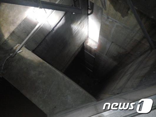[사진]성남 걸그룹 공연장 사고 현장… 붕괴된 지하철 환풍구