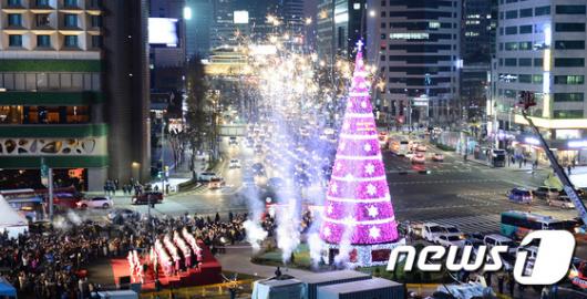 [사진]서울광장 성탄트리 '반짝반짝'