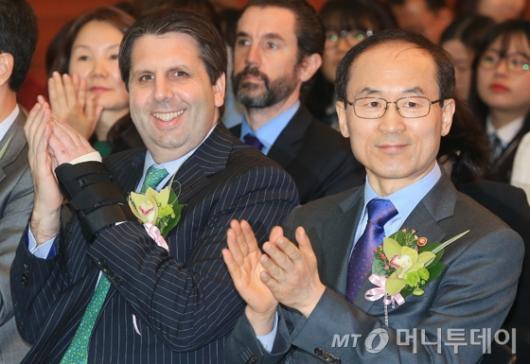 [사진]박수치는 마크 리퍼트 대사-윤성규 장관