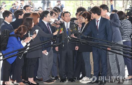 [사진]이완구 전 총리 검찰 출두