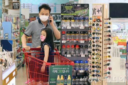 [사진]'메르스 불안에 마스크 쓰고 쇼핑'
