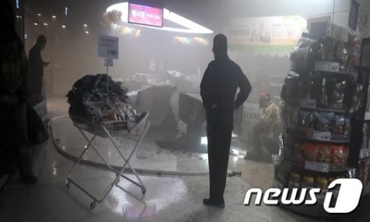[사진]제2롯데월드 지하 마트서 불...전기합선 추정
