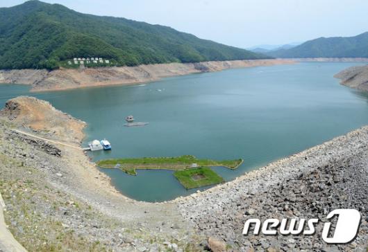 [사진]극심한 가뭄에 역대 최저 수위 기록한 소양강댐