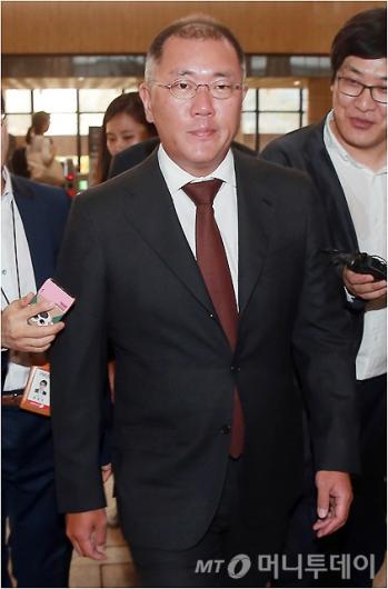 [사진]정의선 부회장, '중국 5공장 착공식 참석 위해 출국'