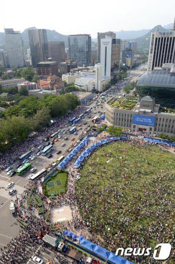 [사진]서울광장 가득 채운 퀴어문화축제 참가자들