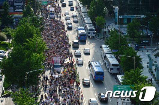 [사진]도로 가득 메운 퀴어축제 참가자들