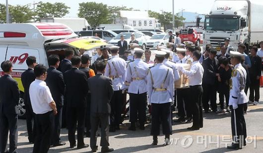 [사진]중국 추락사고 시신·유가족 인천공항 도착 
