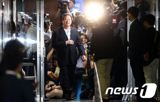 [사진]유승민 '운명의 날'...의총 참석하는 김무성 대표