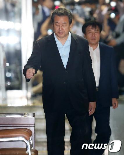 [사진]김무성, 주먹 불끈 쥐고 의총 입장