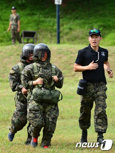 [사진]공수지상훈련 받는 탈북 청소년들