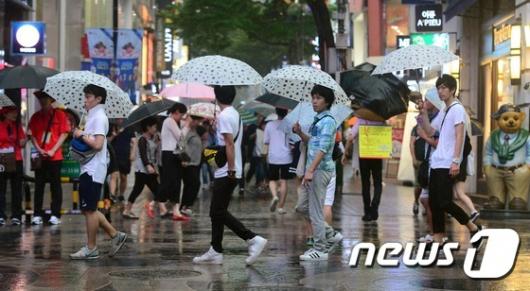 [사진]명동에 유행하는 우산(?)