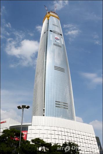[사진]제2롯데월드타워 대형 태극기 설치중