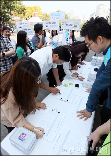 [사진]저탄소 명절보내기 서명하는 시민들
