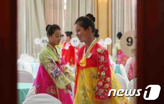 [사진]점심 준비하는 북측 여성들
