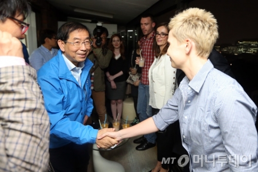 [사진]외국인 관광객들과 만난 박원순