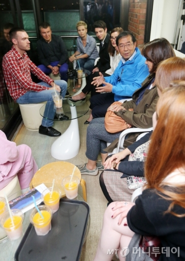 [사진]외국인 관광객과 대화 나누는 박원순