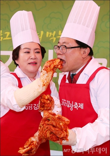 [사진]김장김치 먹는 이동필 장관