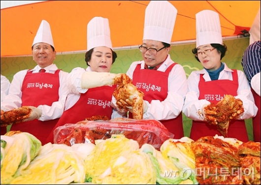 [사진]김장축제 참석한 이동필 장관