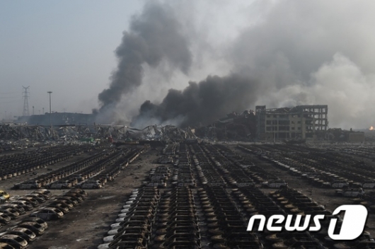 [사진]中 톈진항 폭발…꺼지지 않는 연기