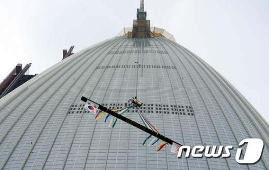 [사진]'잠실롯데월드 타워 상량식 합니다'