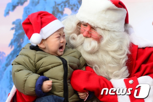 [사진]'울음 터진 아기와 난감한 산타'