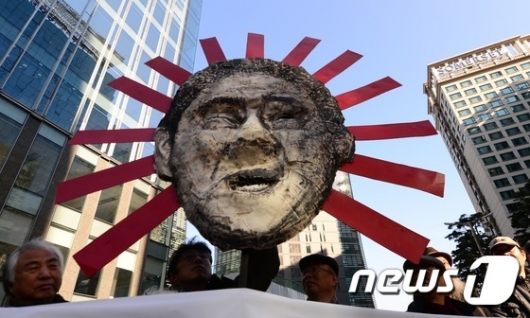 [사진]'日 대사관 앞 아베 총리'