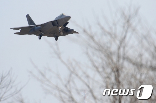 [사진]평택 상공 비행하는 F-22랩터