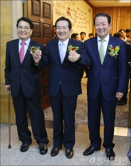 [사진]손잡은 20대 전반기 국회의장단