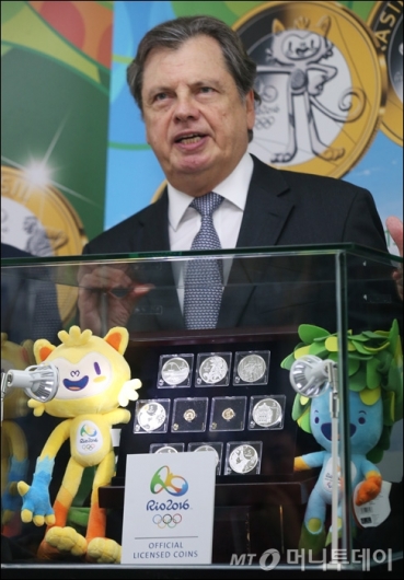 [사진]리우 올림픽 기념주화 공개하는 주한 브라질 대사