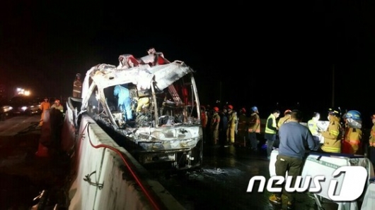[사진]경부고속도로 관광버스 화재…10명 사망·7명 부상