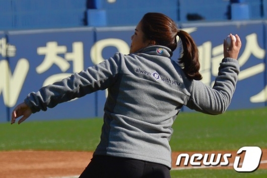 [사진]박인비가 던지는 야구공 받아라