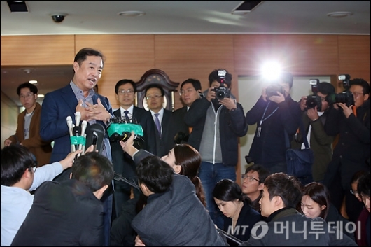 [사진]취재진 질문에 답하는 김병준 총리 내정자